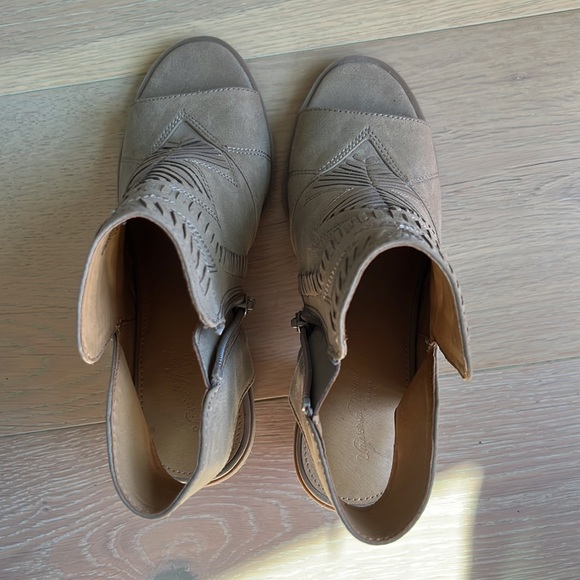 Universal Thread Shoes - Picture 4 of 7